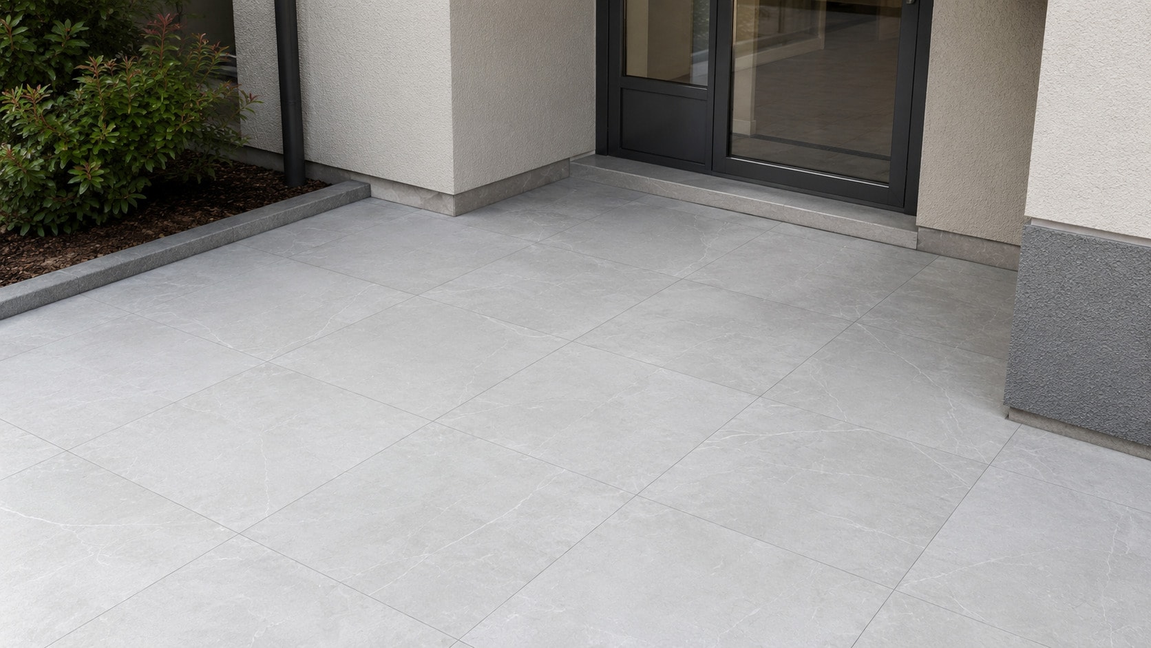 STERLİNA SİLVER 60x60 beton görünüm porselen — Yurtbay (dış mekanda döşeli görünüm) | Öksüz Seramik Hatay